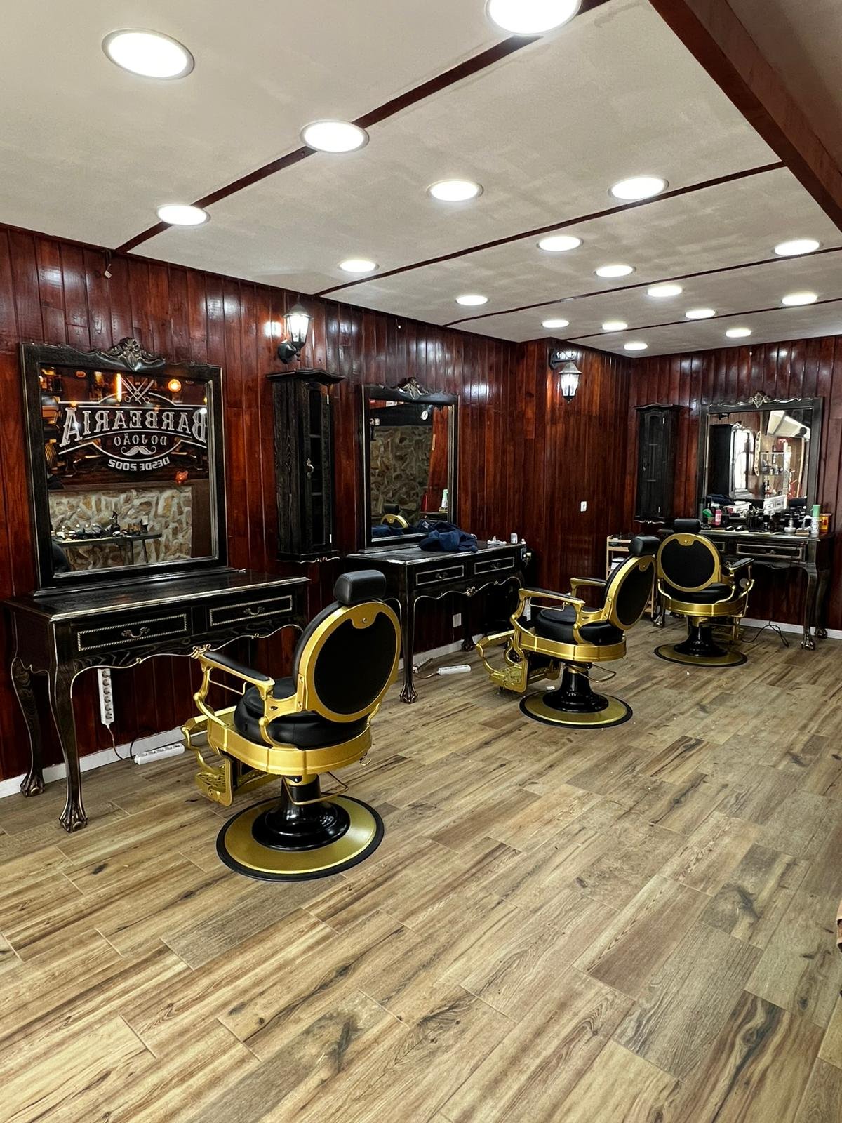 Interior da Barbearia João